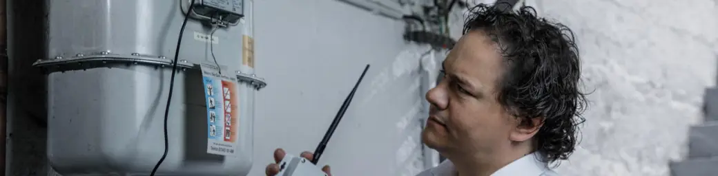 Bild von der Anbringung eines intelligenten Messsystems an einem Gaszähler